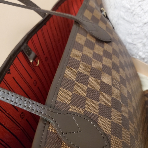 Louis Vuitton Neverfull MM in Cherry Interior - Picture 12 of 16